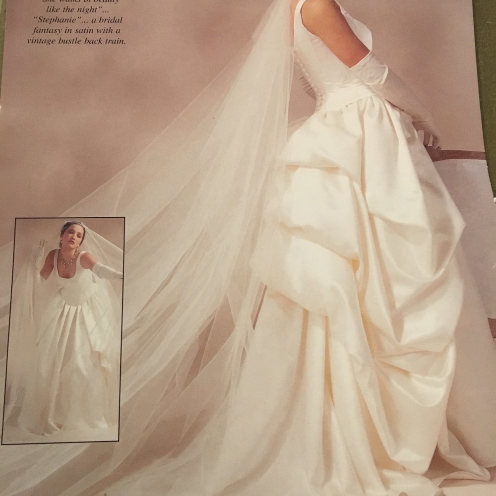 Exquisite strapless Ivory wedding gown NWT